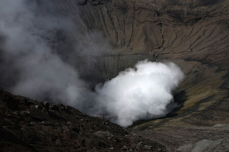 Indonéské úřady dnes zvýšily varování před soptícím vulkánem Agung na nejvyšší možný stupeň. Lidi žijící v okruhu do deseti kilometrů pak vyzvaly k okamžité evakuaci, neboť bezprostředně hrozí větší výbuch.