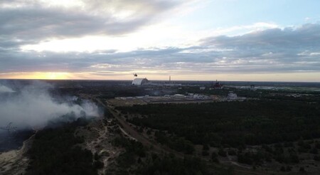 Likvidace lesního požáru v zakázané zóně okolo Černobylské jaderné elektrárny v červnu 2018 (zdroj Ukrajinská státní služba pro mimořádné události dsns.gov.ua).