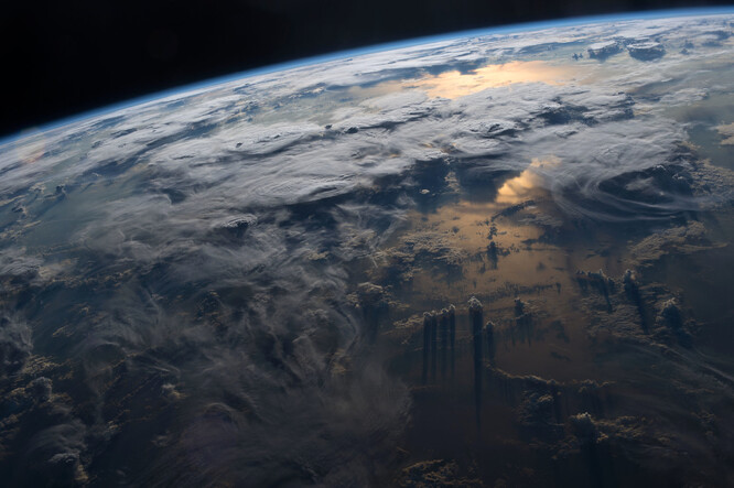Musíme snížit emise skleníkových plynů. Na snímku planeta Země z paluby Mezinárodní vesmírné stanice.