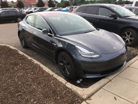 Americký výrobce elektrických aut Tesla snížil cenu svého masově vyráběného Modelu 3 (na snímku), luxusnější Model S a Model X naopak podraží.
