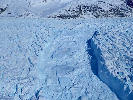 Ledovec Helheim Glacier na snímku NASA z dubna 2018.