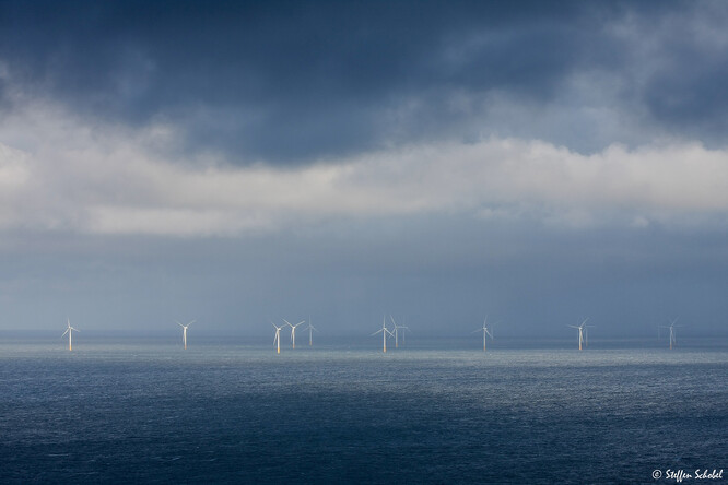 Většina britské větrné elektřiny pochází z větrných farem v pobřežních vodách.