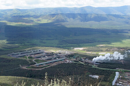 Geotermální elektrárna Olkaria III během testovacího provozu.