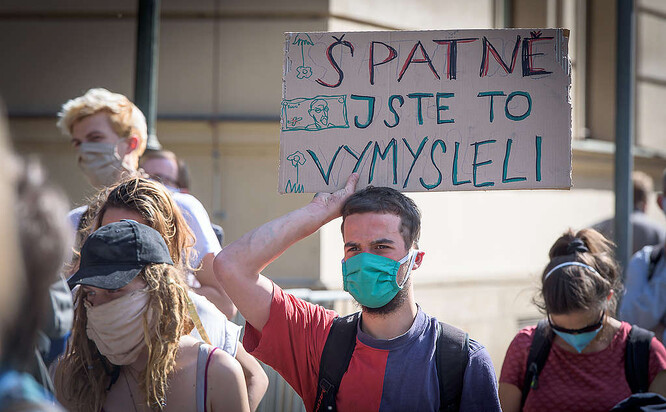 Demonstrace Greenpeace „Peníze lidem a přírodě, ne korporacím“ před Úřadem vlády v Praze.