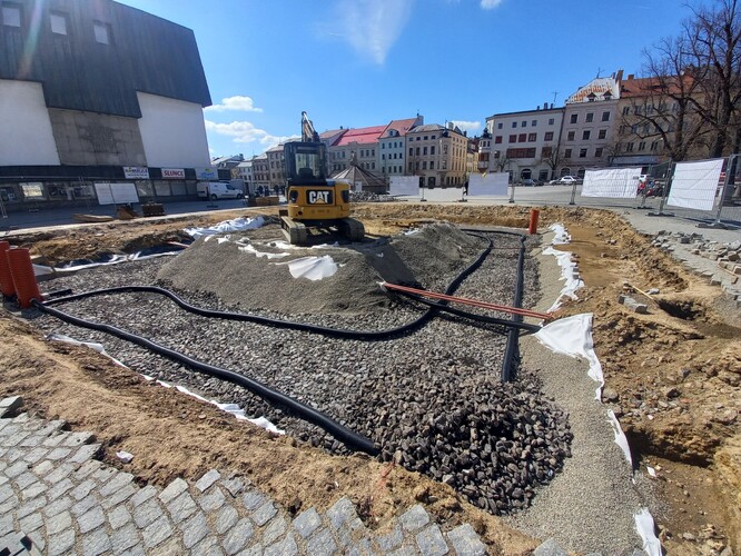 Příprava výsadbové jámy a substrátu na Masarykově náměstí v Jihlavě.