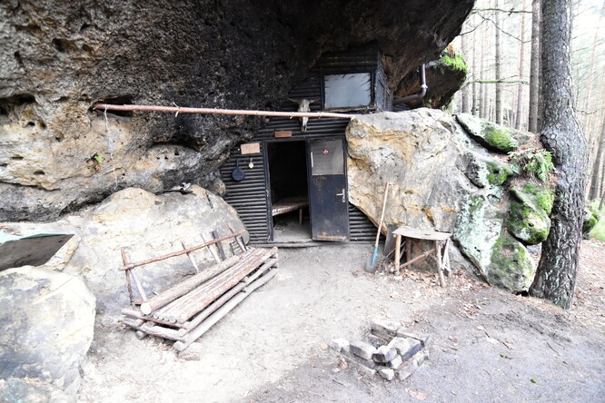 Papundeklové dveře a plastové okno srubu Bombastik, kterým byl uzavřen skalní převis ve Valečském dole. Zbořen v listopadu 2023.