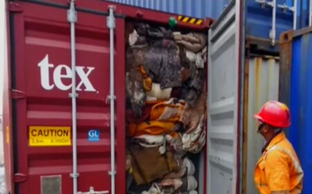 Celníci v kolombském přístavu objevili "vysoce nebezpečný" materiál - části lidských těl a orgánů - v kontejneru s matracemi, plasty a zdravotnickým odpadem. K nálezu je přivedl velmi silný zápach, který se šířil ze stovek kontejnerů, jež byly do přístavu přivezeny z Británie v posledních dvou letech.