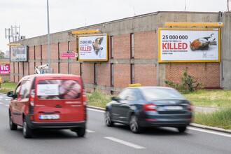 UCSZOO umístila u silnic vedoucích z pražského a bratislavského letiště do center těchto metropolí billboardy, které poukazují na masakry tažných ptáků ve Středomoří. Čtyři billboardy jsou v Praze na Evropské třídě.