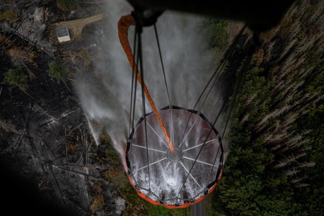 Vrtulník zasahující při požáru v Národním parku České Švýcarsko.