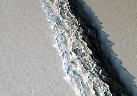 Prasklina se vytvořila v šelfovém ledovci označovaném jako Larsen C, který má tloušťku asi 350 metrů a plave na moři na západním okraji Antarktidy