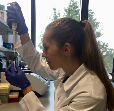Markéta Nováková z Biologického ústavu Masarykovy univerzity zkoumá rickettsie, bakterie přenášené krevsajícími členovci.