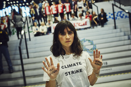 Předpokládal bych tak, že organizátoři akce za klima budou fandové, kteří se o téma klimatických změn a možnosti omezení jejich rizika intenzivně zajímají. Ovšem jejich vystoupení ukázala spíše opak. Na ilustračním snímku polská dívka stávkuje za klima.