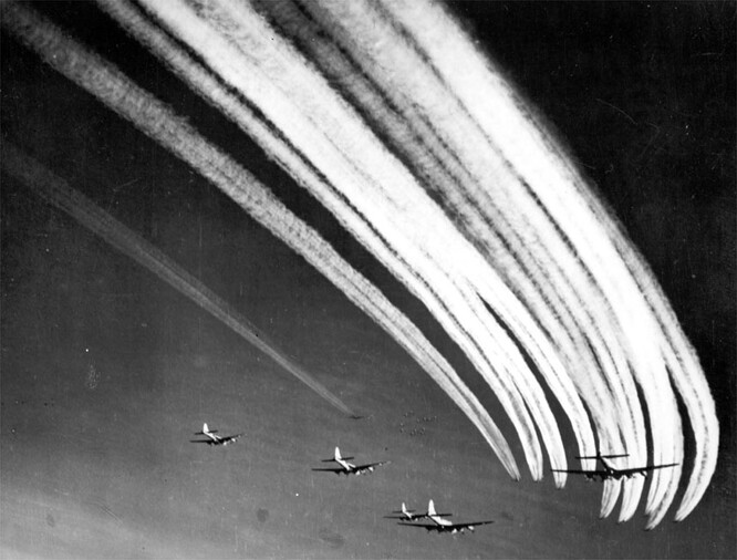 "Létající pevnosti" (letadla B-17) míří k útoku nad Evropu a za nimi zůstávají mračna zplodin.