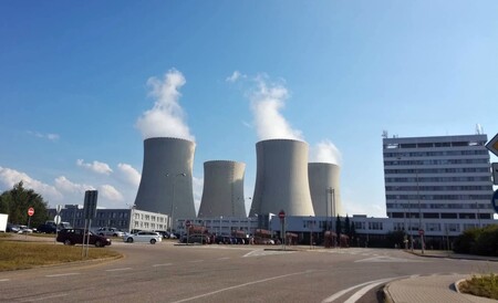 Samotné reaktory přímo neprodukují emise skleníkových plynů, ovšem stavba a likvidace odpadů či těžba, zpracování a přeprava uranu ano. Na snímku JE Temelín.