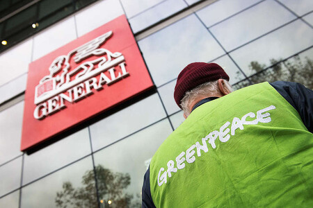 Akce Greenpeace před pojišťovnou Generali.
