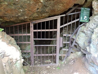 Lom odkryl i několik zajímavých krasových dutin, například Loupežnickou jeskyni.