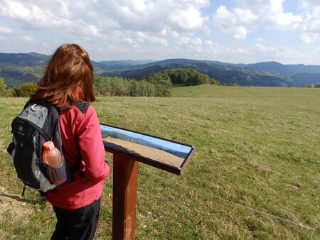Na bočním hřebenu Vizovických vrchů, v nadmořské výšce zhruba 600 m n. m., se nachází Vráblovy paseky.
