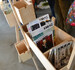 Výstava recyklovaného nábytku "3xR" - Renovovaná polička z rozlámané skříňky