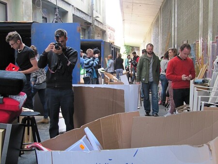 Organizátoři a designeři v úterý otevřeli dva kontejnery plné vyřazeného nábytku a bytových doplňků a pustili se do práce