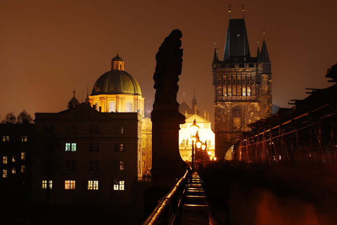 Nasvícená noční Praha.