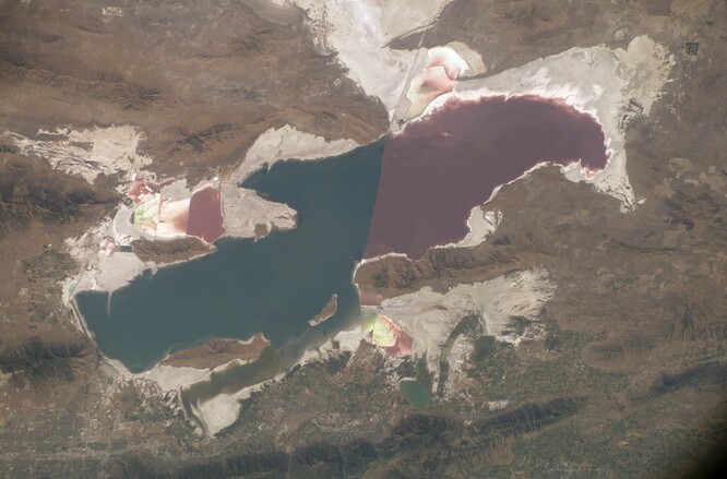 Velké solné jezero, satelitní snímek z roku 2010.