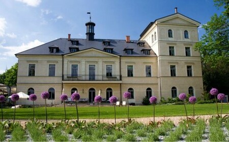 Nedaleko Prahy v obci Mcely nemůžete minout nádherný zrekonstruovaný zámecký hotel Chateau Mcely.