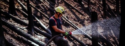 Hasič zasahující při požáru v Českém Švýcarsku Foto: HZS ČR