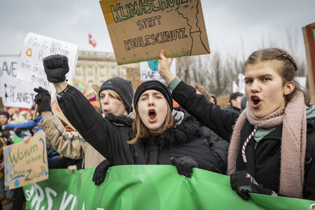 Stávky začaly loni v září, kdy tehdy patnáctiletá Švédka Greta Thunbergová přestala každý pátek chodit do školy na protest proti nečinnosti politiků při řešení změn klimatu.  Na snímku německý protest z ledna 2018.