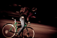 cyklista v noci