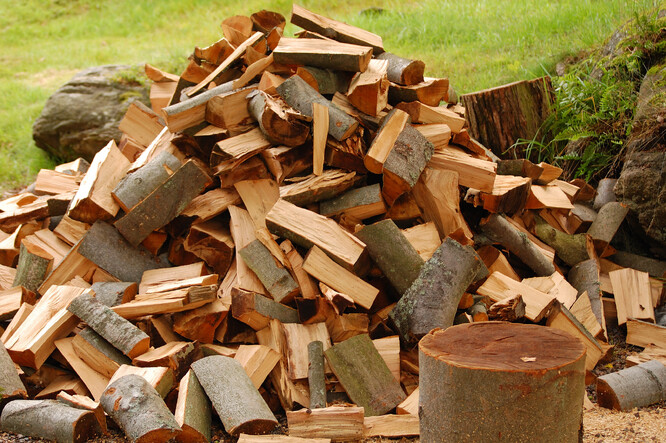 Topení dřevem je ještě levnější, když si vlastní dřevo naštípete sami.