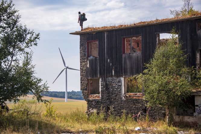 Opuštěný dům v Krušných horách vedle větrníku.
