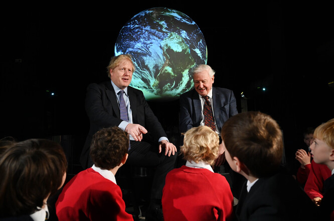 Britský premiér Boris Johnson a vědec a moderátor Sir David Attenborough hovoří k dětem o summitu COP 26. Většina lidí o konání summitu totiž netuší.
