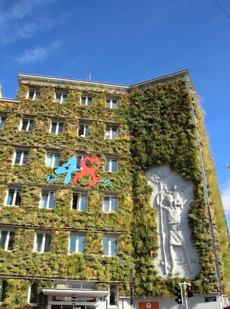 Při instalaci vertikální zeleně na fasádu úřadu ve Vídni bylo třeba splnit náročné protipožární předpisy.
