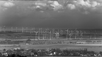 Větrná farma blízko Dardesheimu ve východním Německu (zdroj PtrQs/wikipedia).