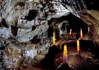 Průsvitné krápníky v Šošůvských jeskyních.