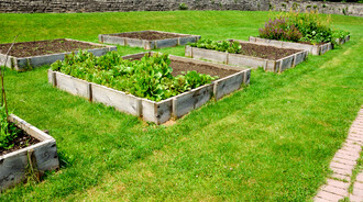 Kromě vyvýšených záhonů pracuje metoda čtvercových záhonů i s dalšími prvky permakulturních zahrad - s vhodným kombinováním rostlin a opakovanou výsadbou