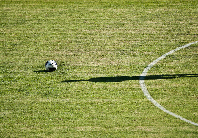 Fotbalový míč na hřišti