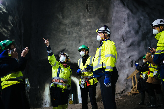 Rafael Mariano Grossi, generální ředitel MAAE, si během oficiální návštěvy Finska prohlíží Onkalo, vůbec první hlubinné úložiště vyhořelého paliva na světě. 26. listopad 2020.