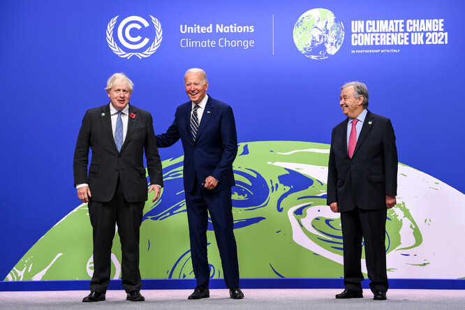 Premiér Boris Johnson a Antonio Guterres, generální tajemník OSN, vítají Joe Bidena, prezidenta Spojených států amerických, při příjezdu na summit světových lídrů COP26.
