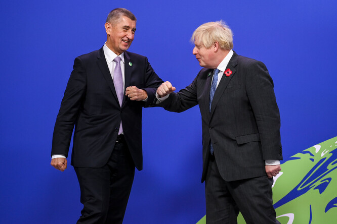 Premiér České republiky Andrej Babiš se vítá s premiérem Velké Británie Borisem Johnsonem.