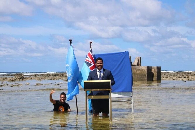 Prezident Tuvalu se připravuje ke svému proslovu delegátům klimatického summitu v Glasgow.