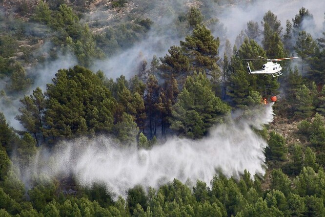 Hašení požáru ve Španělsku v roce 2022.
