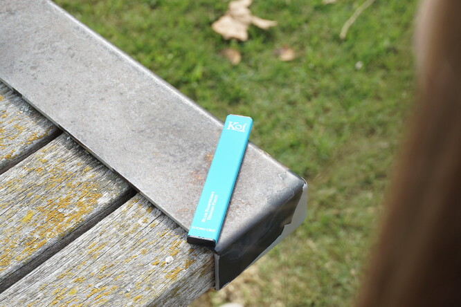 Každá elektronická cigareta obsahuje předem nabitou baterii.