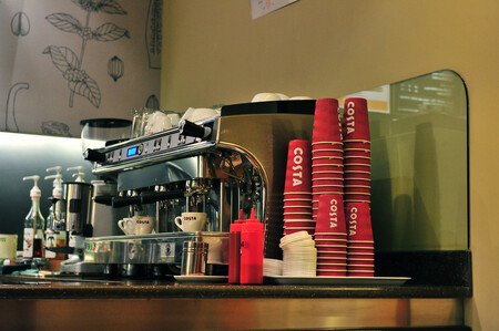 Největší britský kavárenský řetězec Costa Coffee (na obrázku) bude v Británii recyklovat stejný počet jednorázových kelímků, kolik jich prodá. Řetězec, který má v Británii na 2380 poboček, stejně jako jeho konkurenti, má ve svých provozovnách sběrná místa. Většinu kelímků lidé ale vyhodí v kancelářích a na ulici. Costa proto bude popelářské firmy finančně stimulovat zmíněným příplatkem.