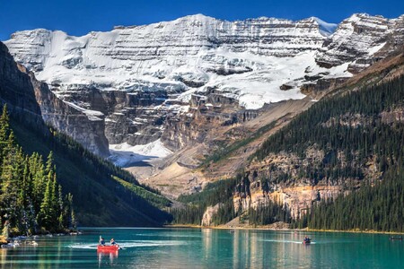 V Kanadě začíná nebývalý zájem výletníků o majestátní scenérie parků Yoho, Jasper nebo Banff narušovat to, co je v těchto lokalitách hlavním předmětem ochrany. Delikátní ekosystémy severských horských lesů a jezer.
