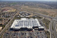 Solární panely na střeše obchodního řetězce Walmart v Arizoně, USA