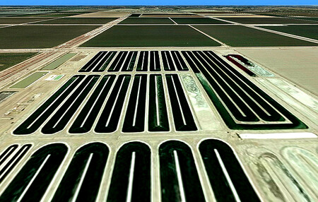 Takto vypadají na satelitním snímku obří nádrže s řasami na jihu Kalifornie. Takto vypadají na satelitním snímku obří nádrže s řasami na jihu Kalifornie.