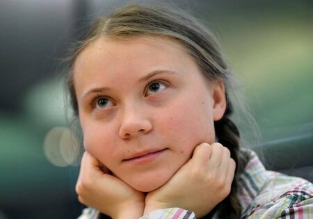 Greta Thunbergová je švédská školačka, která ve svých 15 letech začala protestovat ve prospěch okamžité akce proti globálnímu oteplování před Švédským parlamentem a stala se z ní známá klimatická aktivistka.