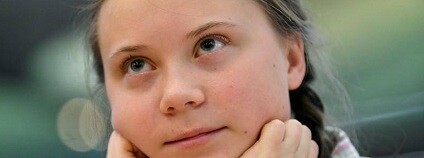 Greta Thunbergová je švédská školačka, která ve svých 15 letech začala protestovat ve prospěch okamžité akce proti globálnímu oteplování před Švédským parlamentem a stala se z ní známá klimatická aktivistka.