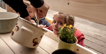 V Čechách je nutné mít pro školní stravování k dispozici stavbu. Tu však lesní školky ze své podstaty nemají. /Ilustrační snímek